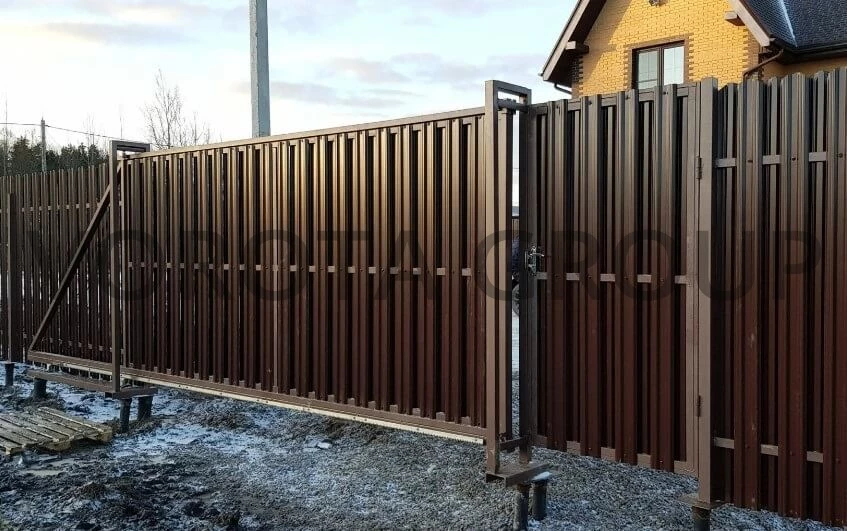 Откатные ворота на сваях с калиткой Doorhan коричневые 3400х2000
